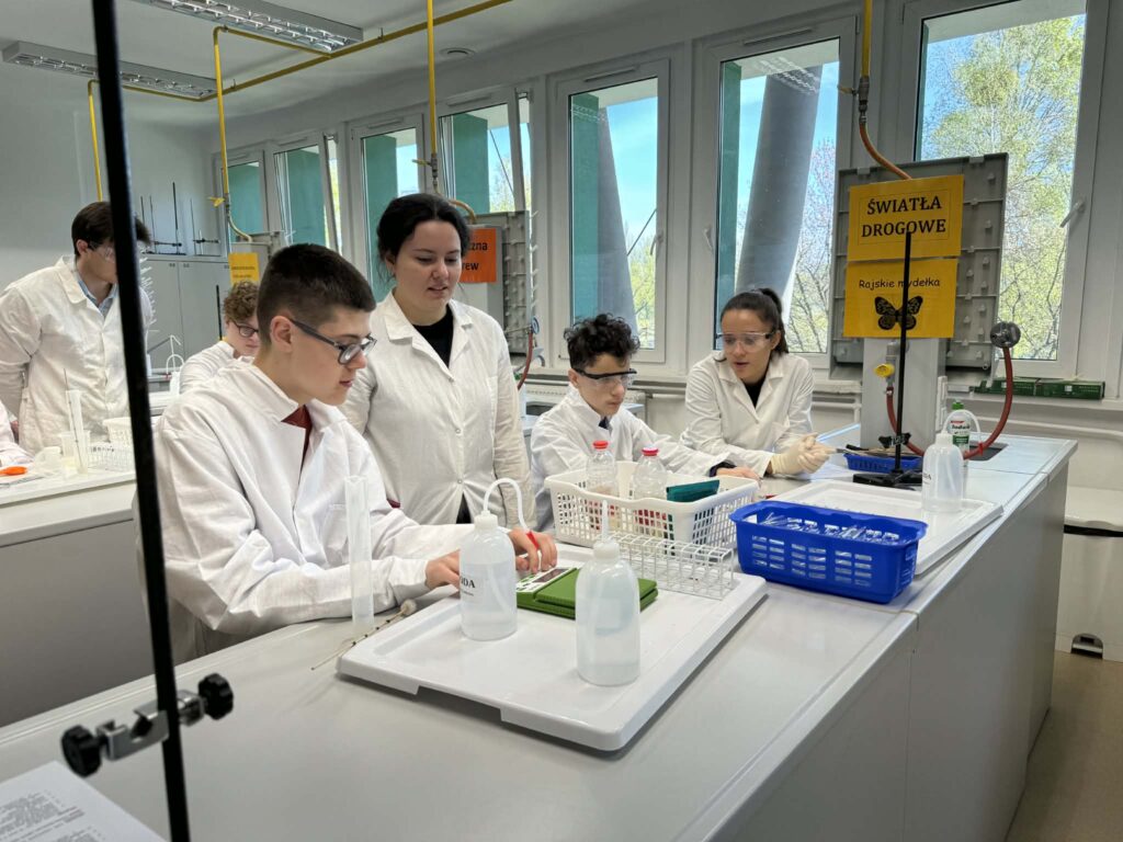 Współpraca i zaangażowanie uczniów klasy 8a podczas samodzielnego wykonywania eksperymentów w profesjonalnym laboratorium chemicznym pokazują, jak nauka połączona z praktyką staje się dla nich fascynującą przygodą i okazją do rozwijania umiejętności badawczych.