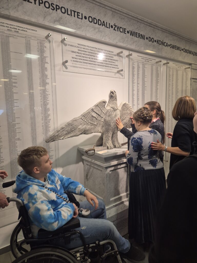     Zapytanie zostało przetworzone

Uczniowie w skupieniu odwiedzają Miejsca Pamięci w Komendzie Głównej Policji, oglądając rzeźbę orła oraz tablice z nazwiskami funkcjonariuszy poległych w służbie.