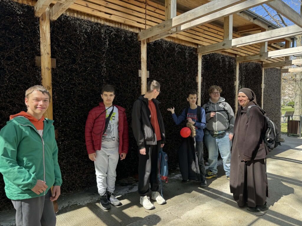 Zwieńczeniem pełnego wrażeń dnia był wspólny spacer uczniów klasy 8a po Parku im. Marii Skłodowskiej-Curie na warszawskiej Ochocie, gdzie grupa mogła odpocząć i zrelaksować się przy tamtejszej tężni solankowej.
