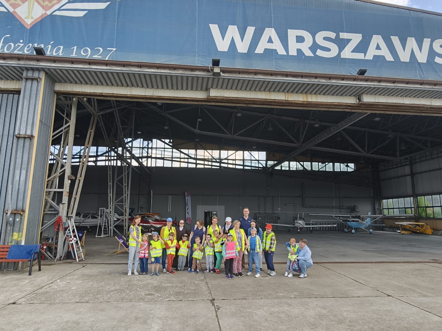 Cała nasza grupa przed hangarem