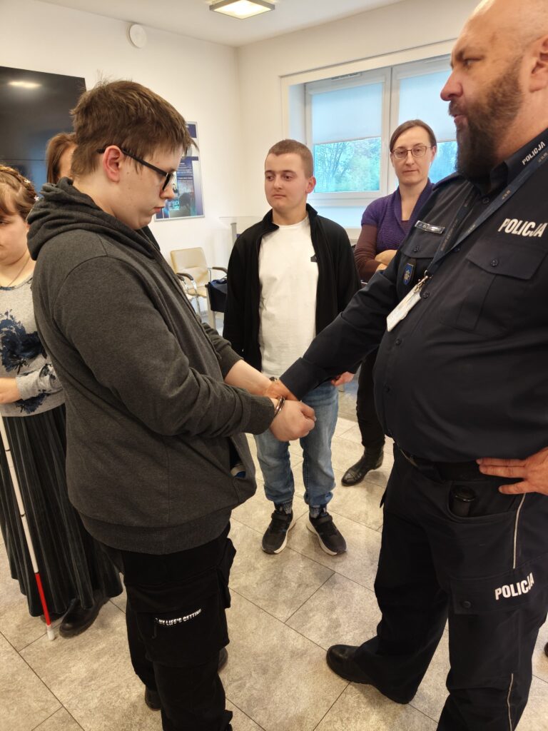 Podczas prezentacji wyposażenia chętni uczniowie mogli osobiście sprawdzić, jak działają policyjne kajdanki.