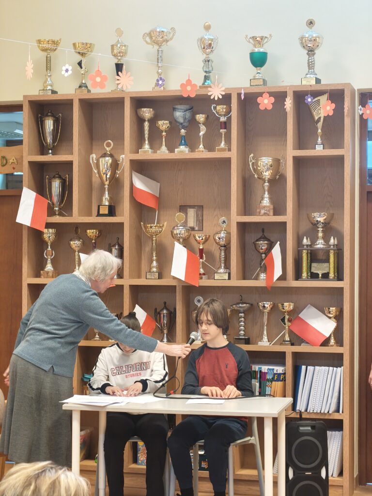 Uczniowie czytający teksty