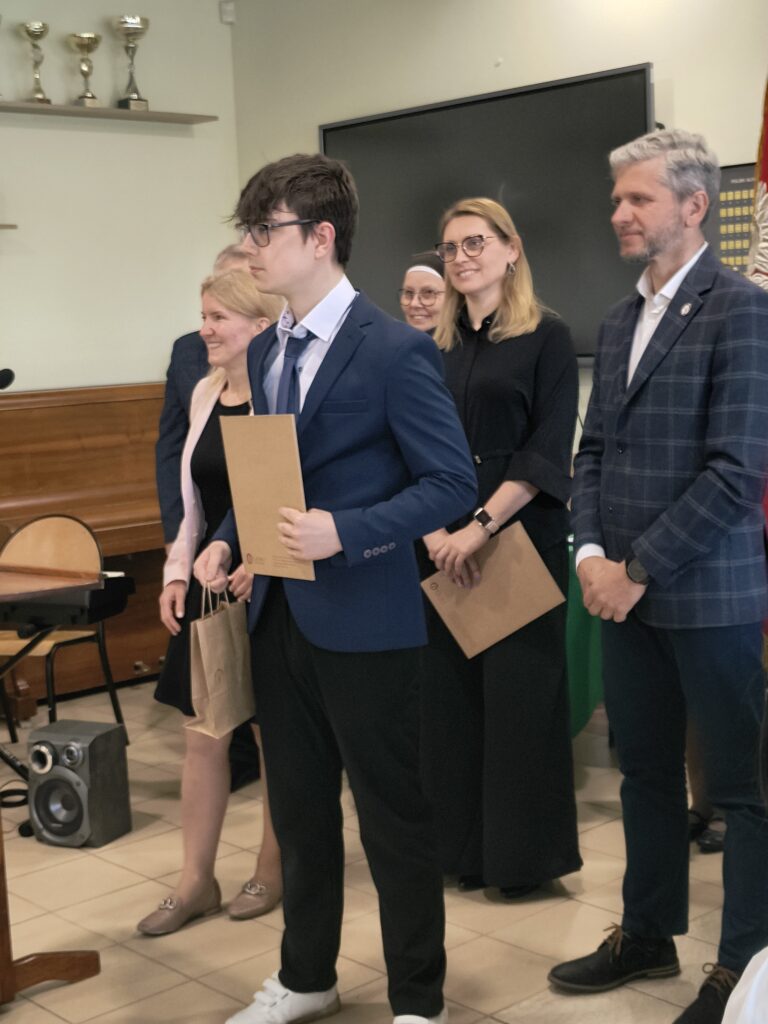 Przesłane fotografie dokumentują uroczystość ślubowania absolwentów w Ośrodku w Laskach, ukazując zarówno oficjalną część z udziałem pocztu sztandarowego, jak i momenty wręczania wyróżnień uczniom.
