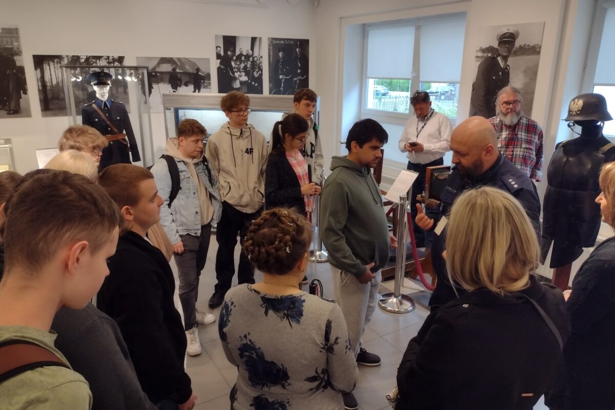 Uczniowie klas 1 i 2 Liceum Ogólnokształcącego wzięli udział w niezwykle ciekawej lekcji historii w Wydziale Edukacji Historycznej GKGP w Warszawie, gdzie nie tylko poznali dzieje Policji Państwowej, ale mogli także osobiście przymierzyć dawne i współczesne elementy policyjnego wyposażenia.