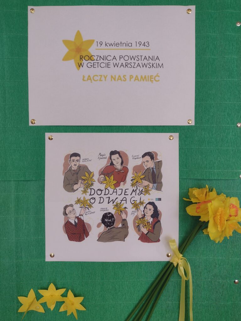 Szkolna gazetka ścienna z hasłami „Łączy nas pamięć” oraz „Dodajemy odwagi” stanowi wizualne podsumowanie lekcji o powstaniu w getcie warszawskim, łącząc historyczne portrety bohaterów z żywymi i papierowymi żonkilami jako symbolami trwałej pamięci oraz międzypokoleniowej solidarności.