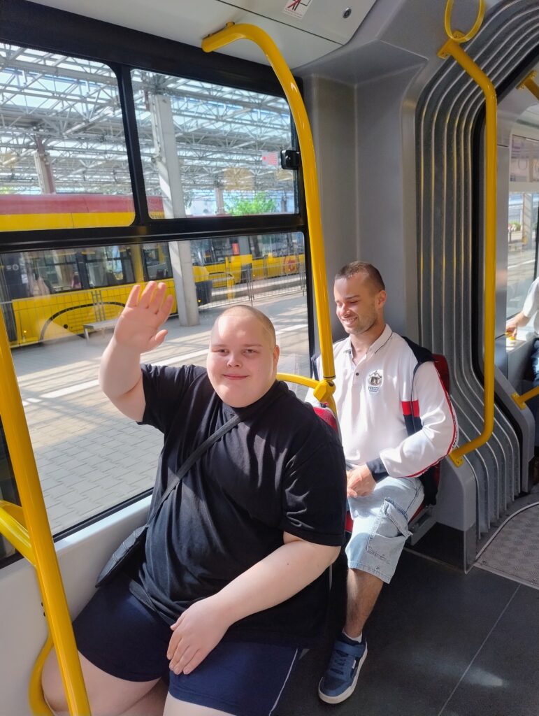 Chłopcy siedzą w tramwaju
