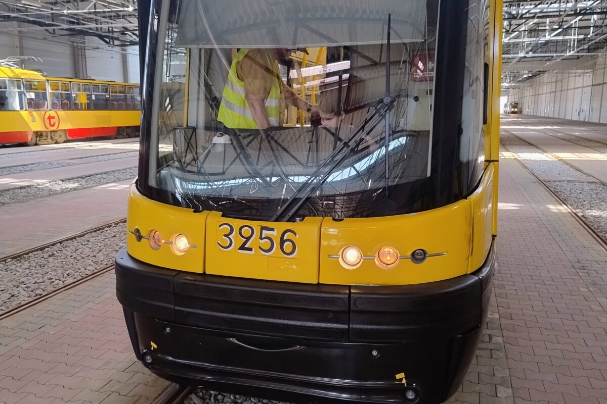 tramwaj z napisem nauka jazdy