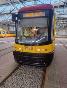 tramwaj z napisem nauka jazdy