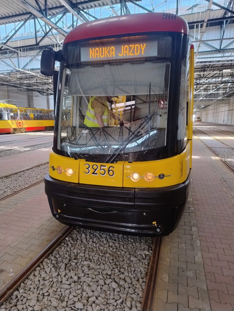 tramwaj z napisem nauka jazdy
