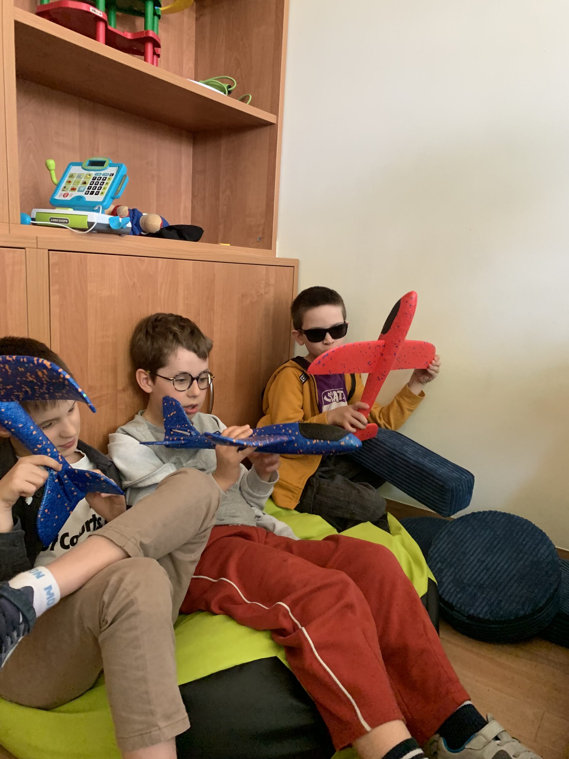 Makar, Wojtek i Robert trzymają modele samolotów