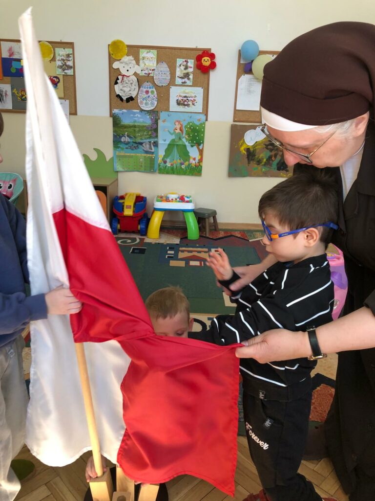 Chłopiec ogląda flagę Polski.