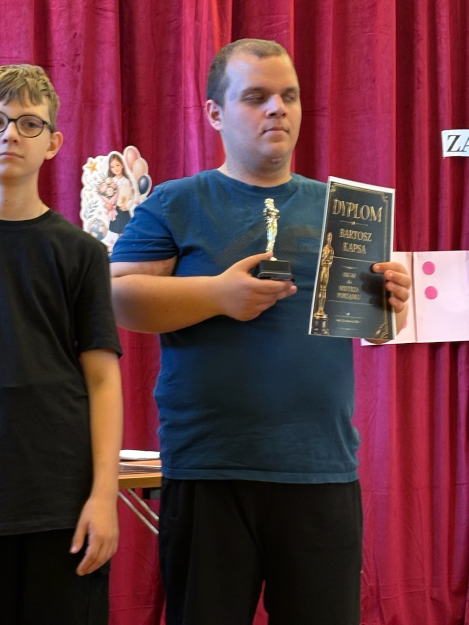 Bartek z Oskarem i dyplomem