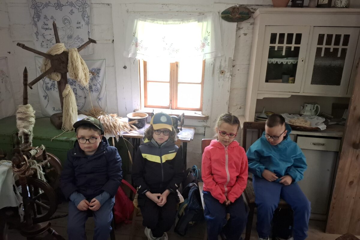 Klasa 1b w starej chacie