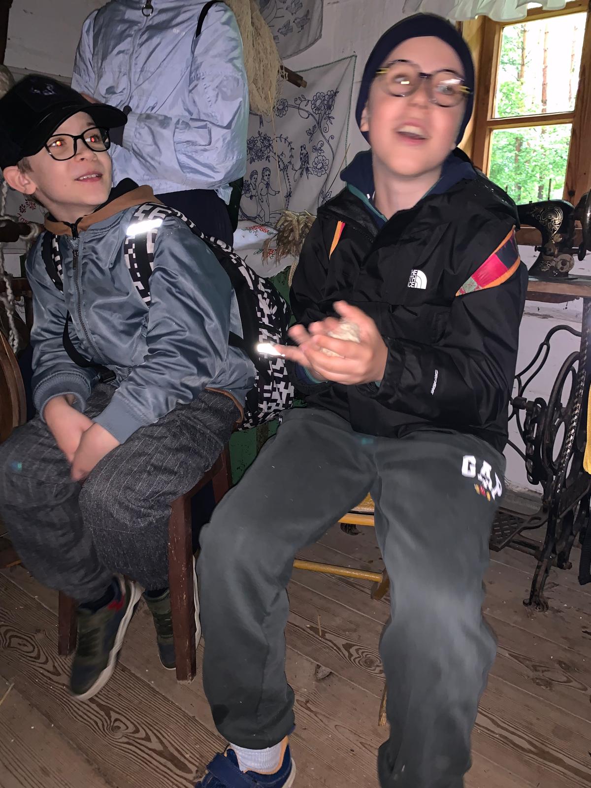 Uczniowie w starej chacie
