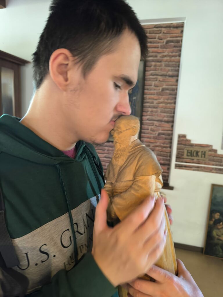 Maciek ogląda figurkę Maksymiliana