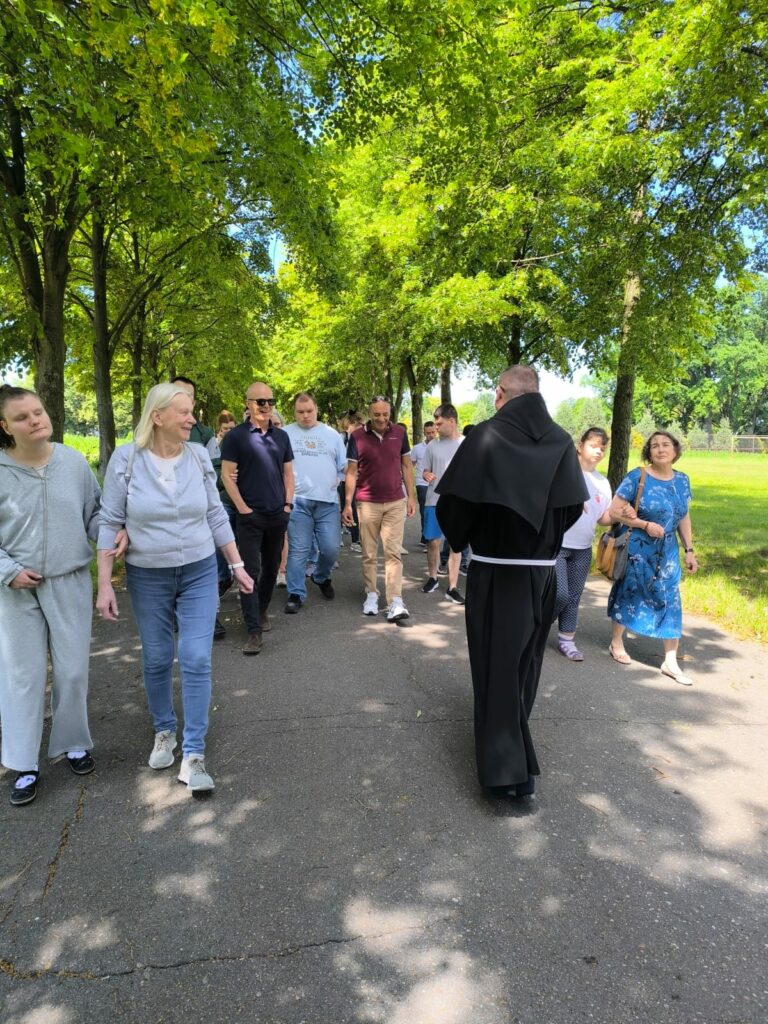 uczniowie w drodze na przyklasztorny cmentarz