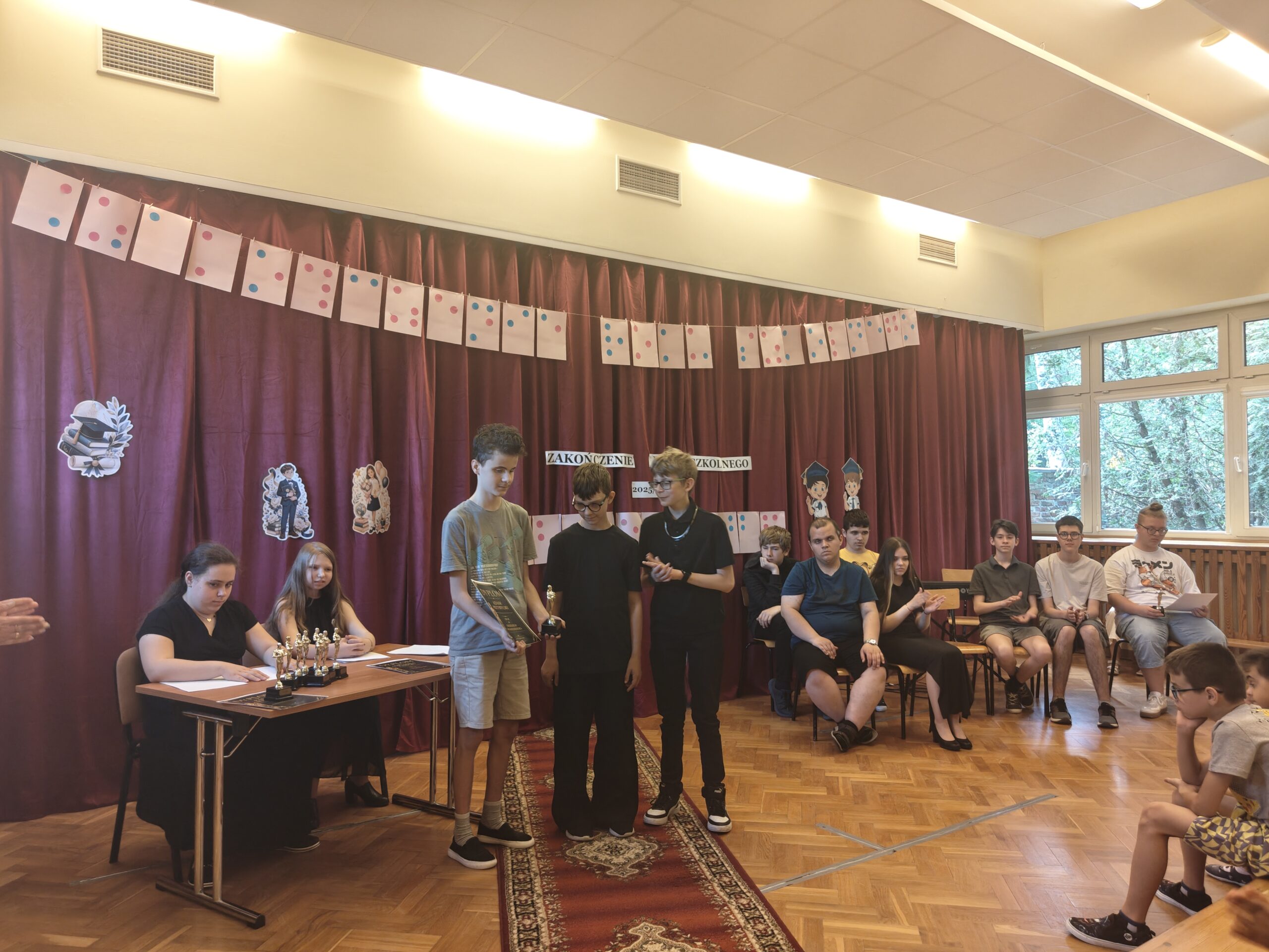 Adam z symboliczną figurką Oskara
