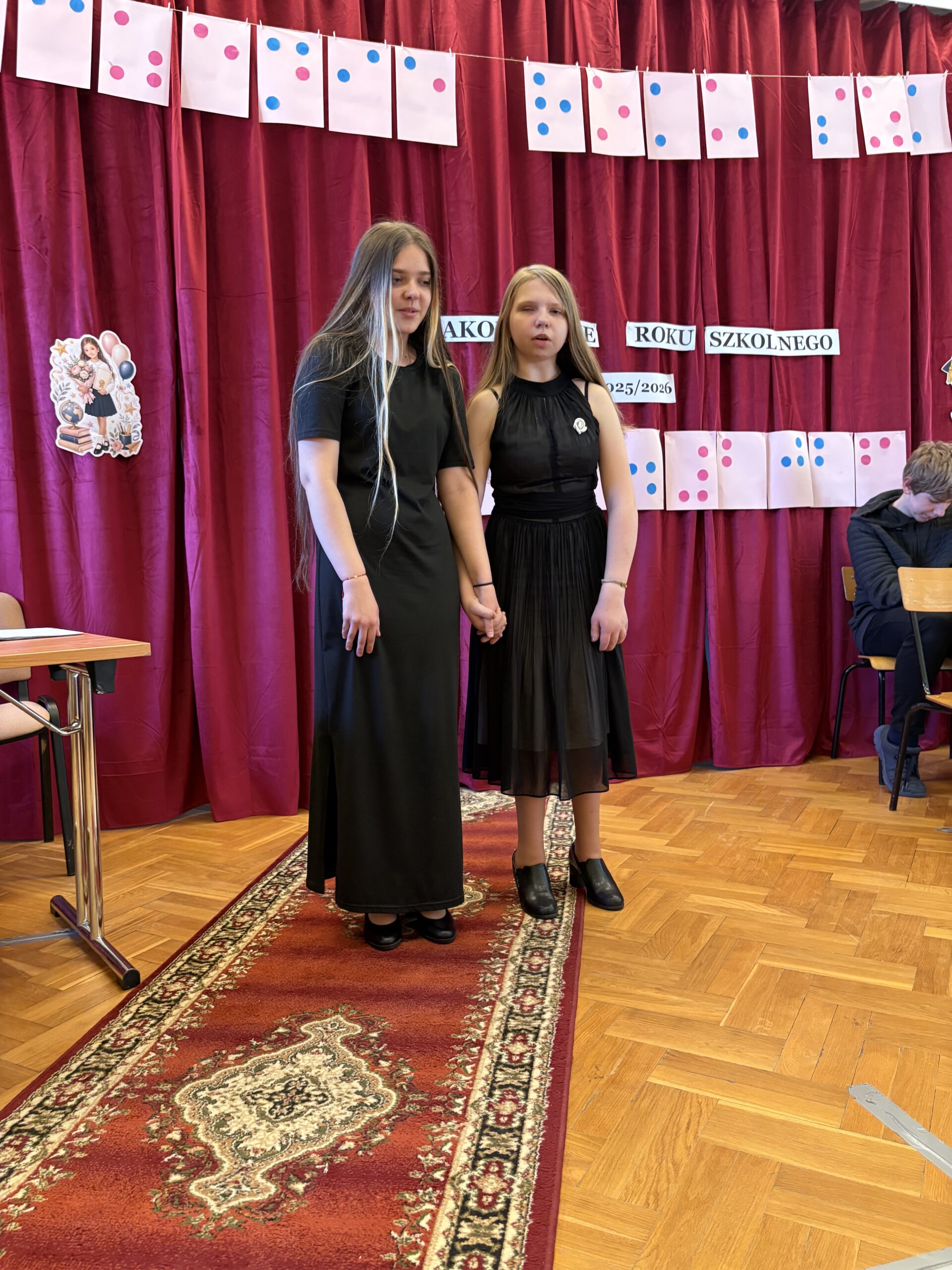 Liza i Kinga śpiewające piosenkę