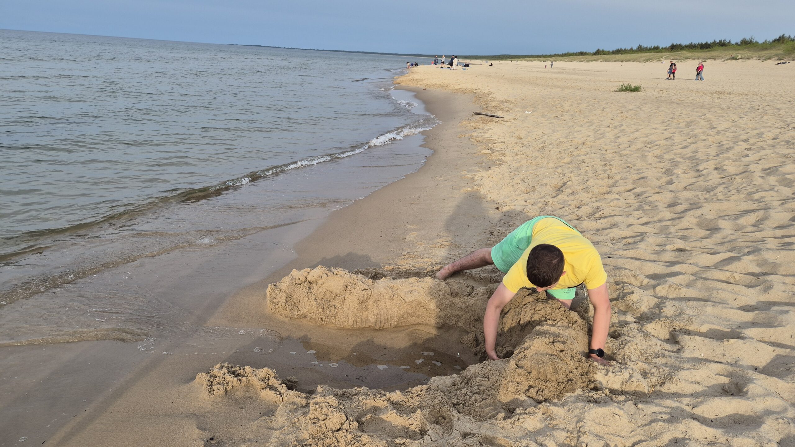 Radek buduje tamę na plaży