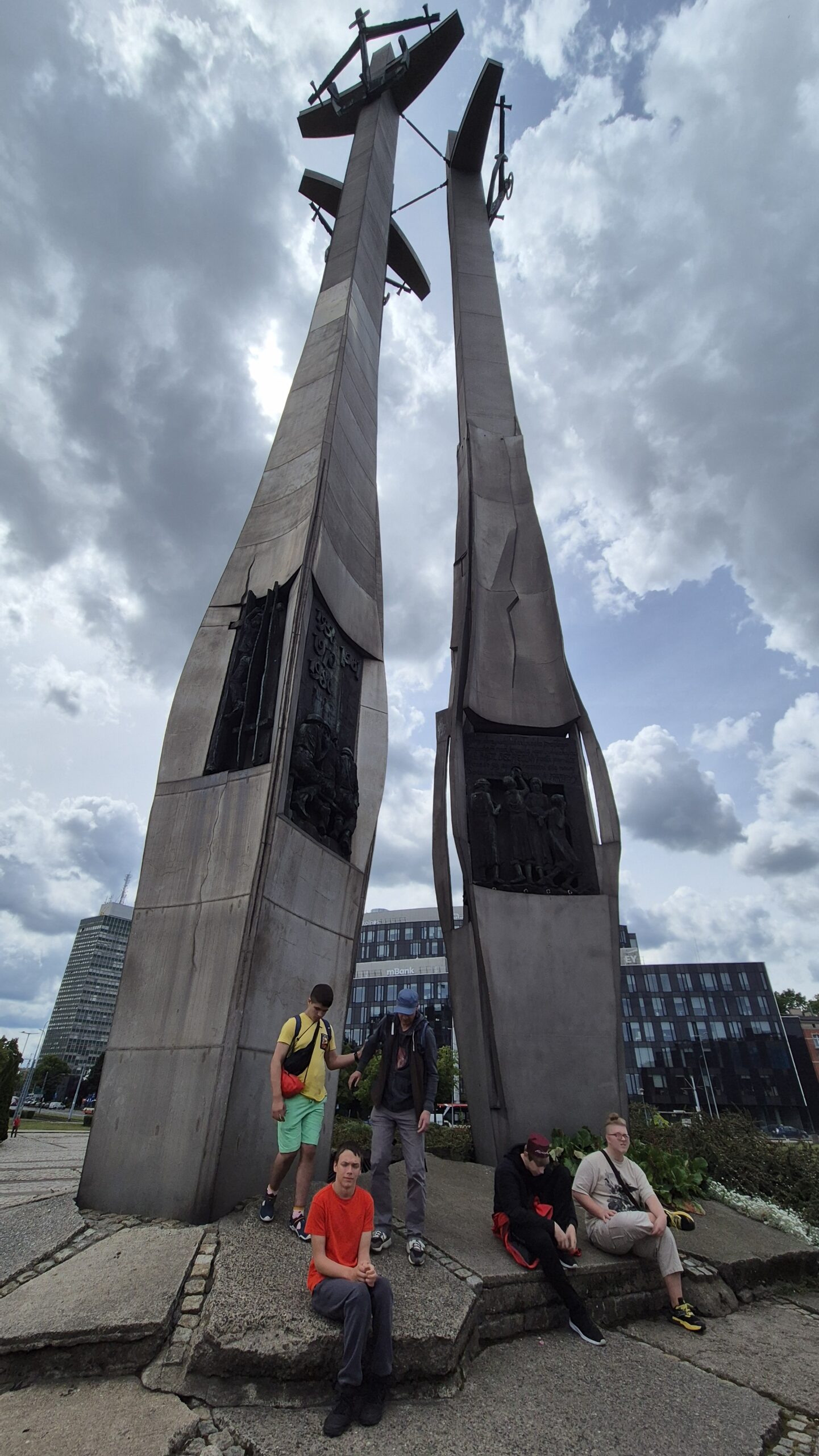 Uczniowie przy Pomniku Poległych Stoczniowców 1970