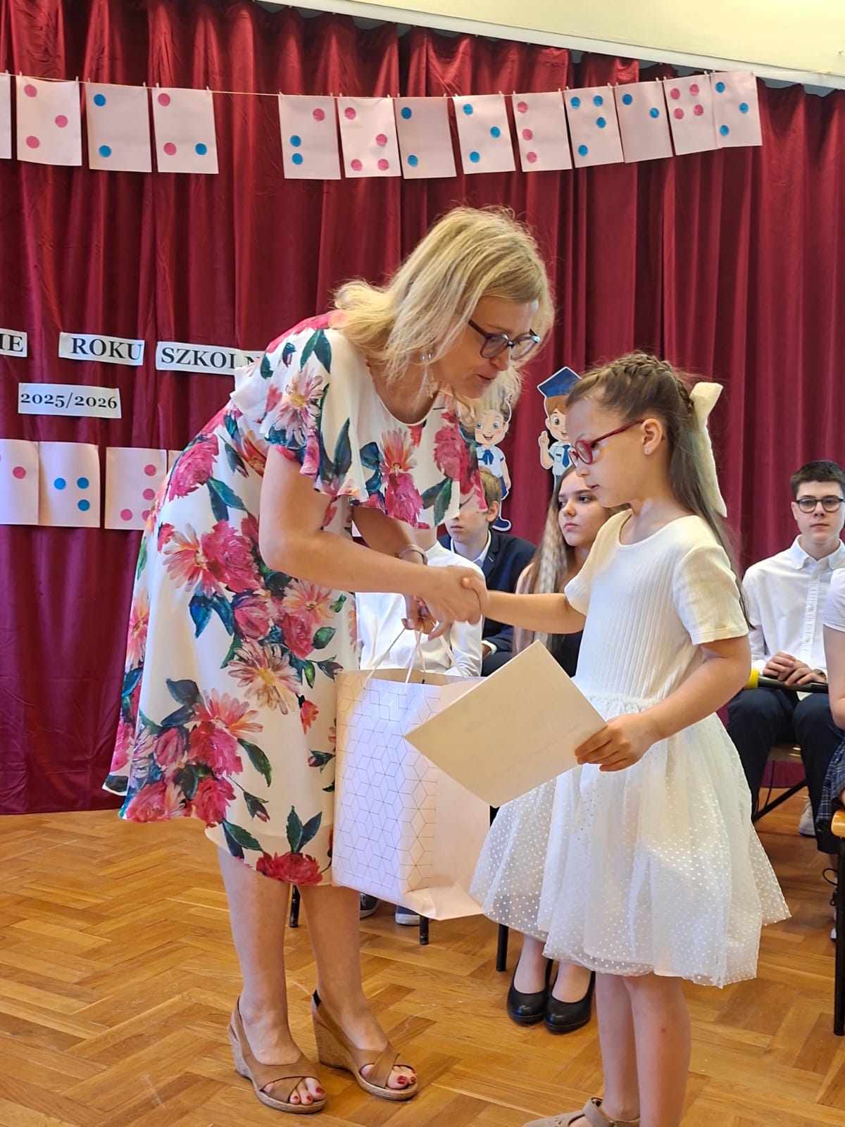 Wychowawczyni kl. 1b wręcza dyplom laureata konkursu przedmiotowego