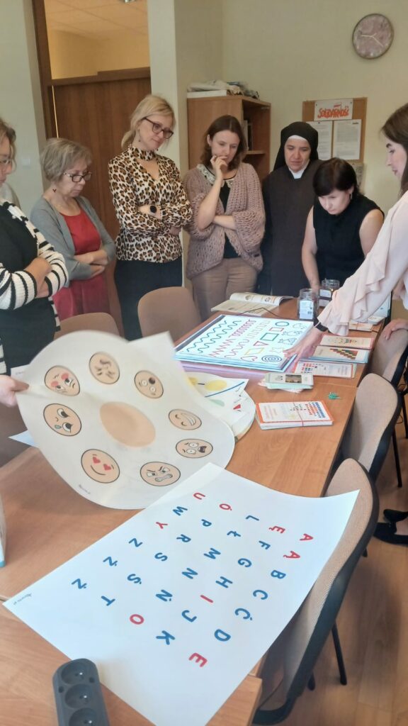 Nauczycielki oglądają stolik podświetlany i inne, zintegrowane z nim pomoce dydaktyczne