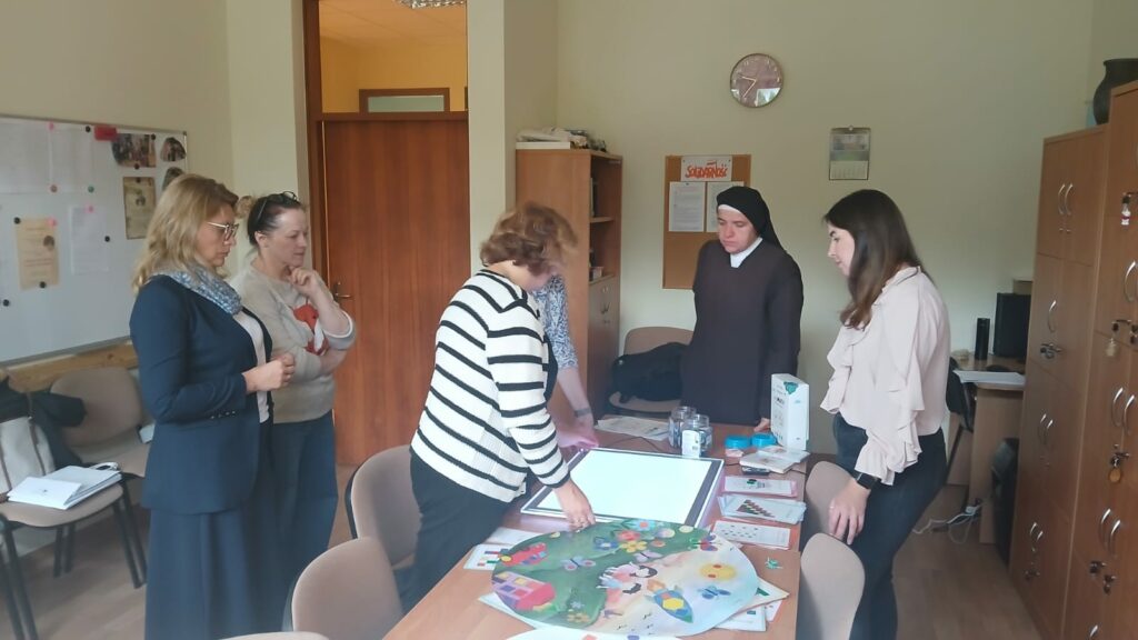 Nauczycielki oglądają stolik podświetlany i inne, zintegrowane z nim pomoce dydaktyczne