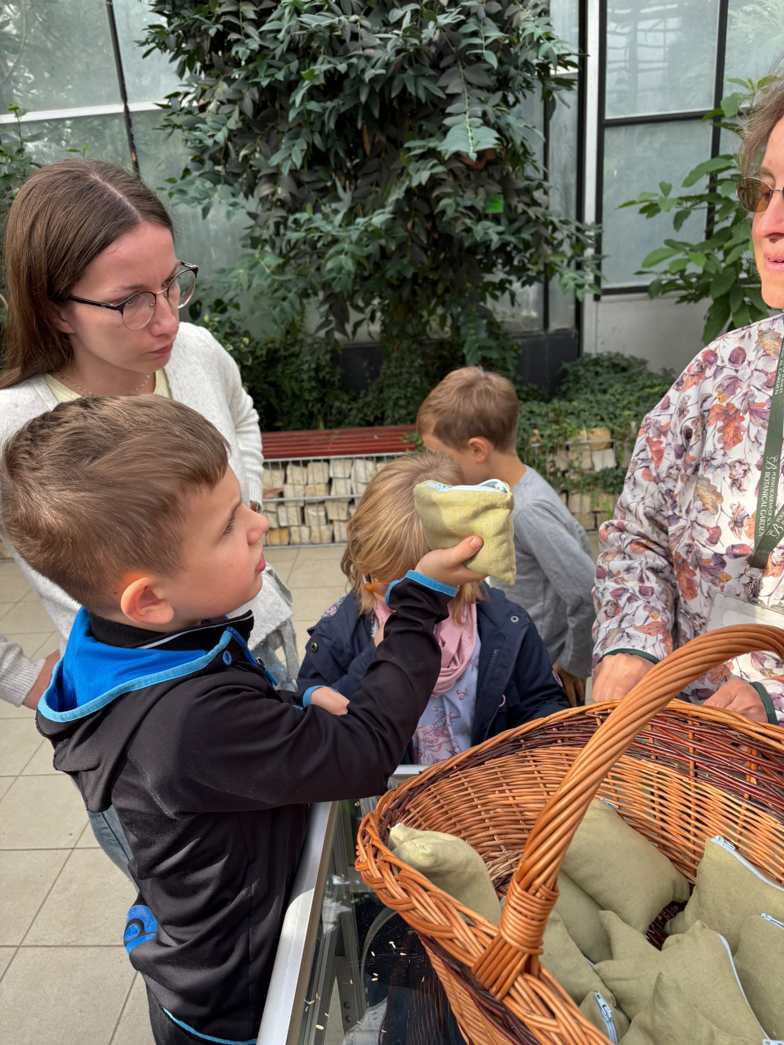 uczniowie z zapachowymi woreczkami